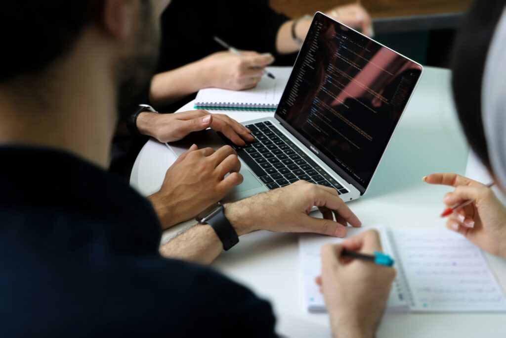 Personnes utilisant un ordinateur portable